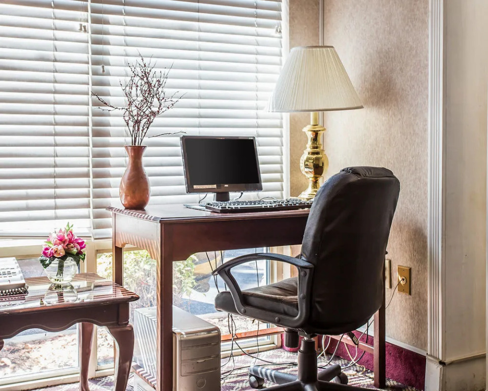 Econo Lodge Inn & Suites Fort Jackson area