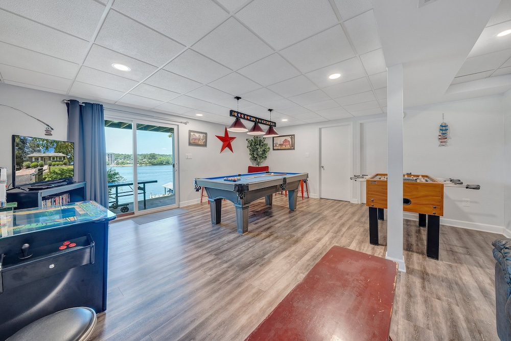 Lakeside Sunsets - Private Dock, Hot Tub & Firepit