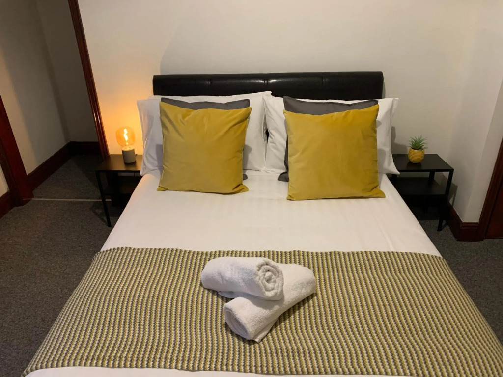 Rodsley - 2 bed Gateshead flat in central location free parking close to Saltwell Park free WIFI and Netflix