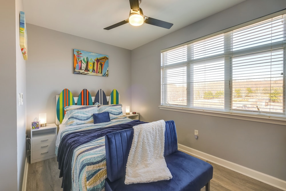 Surfboard-themed Huddleston Studio w/ Beach Access