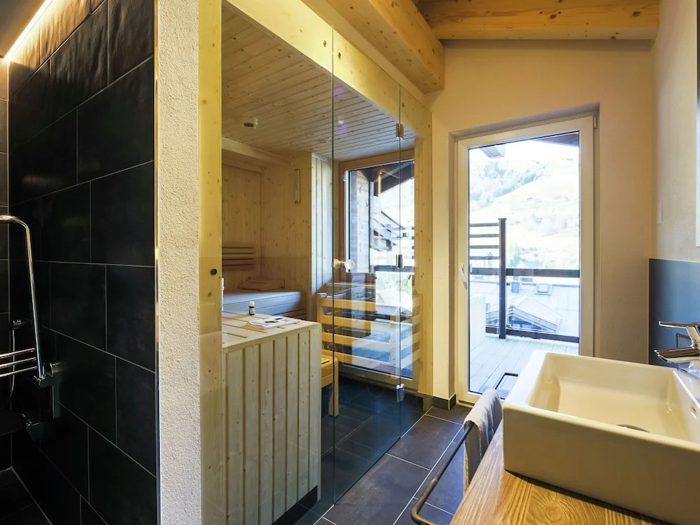 Lush Apartment in Kaprun with Sauna, Hot Tub & Views