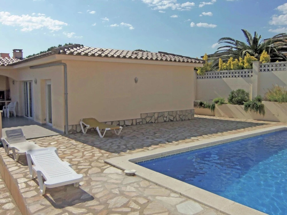Fantastic Holiday Home With Private Swimming Pool, Near the Beach