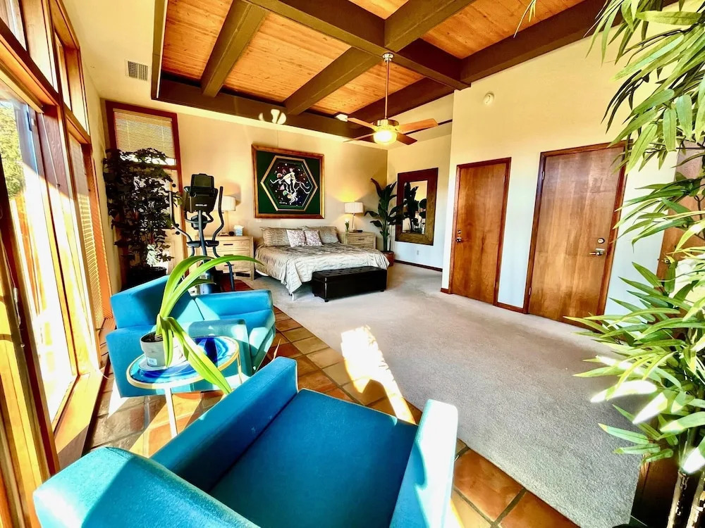 Hilltop Designer Villa, 3 Acres, Forever Views