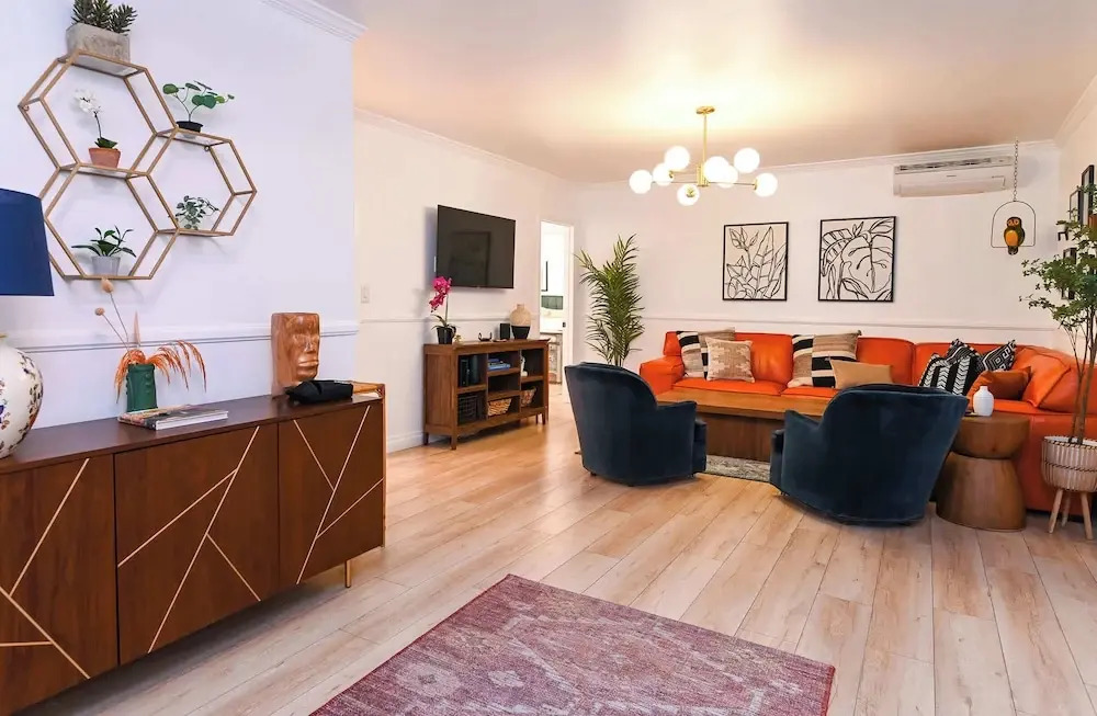 Immaculate 3bdr Private Bungalow, Walk to Beach!