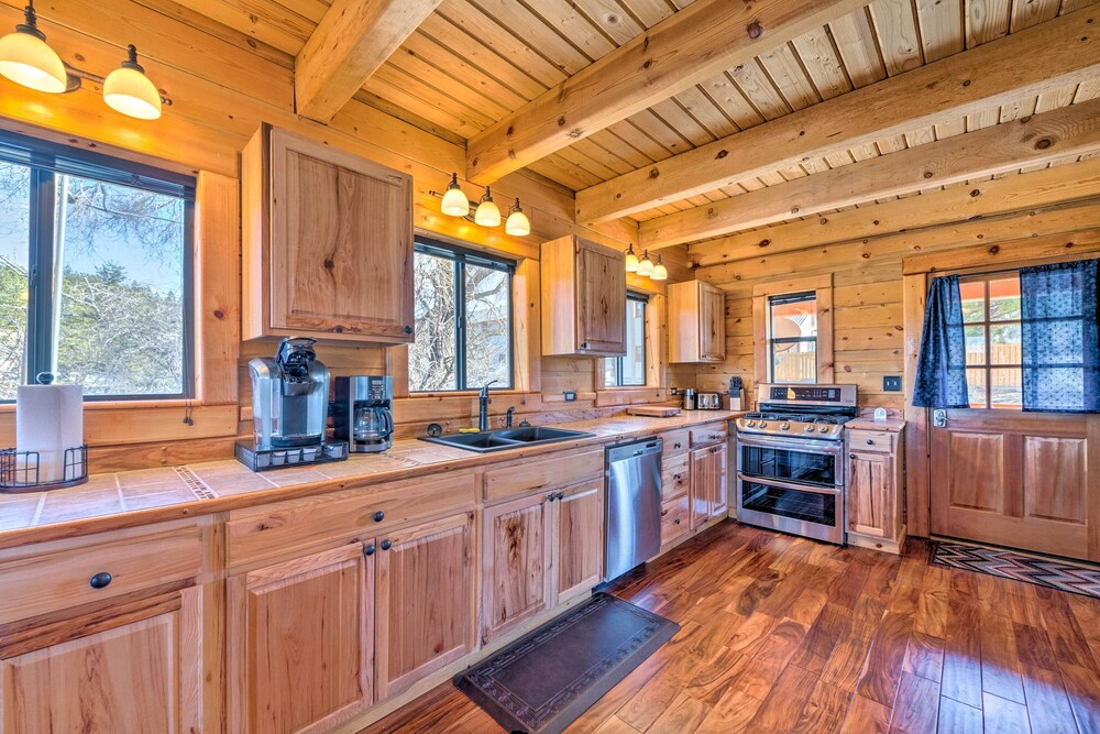 Pet-friendly Cloudcroft Cabin: Walk to Shop, Food