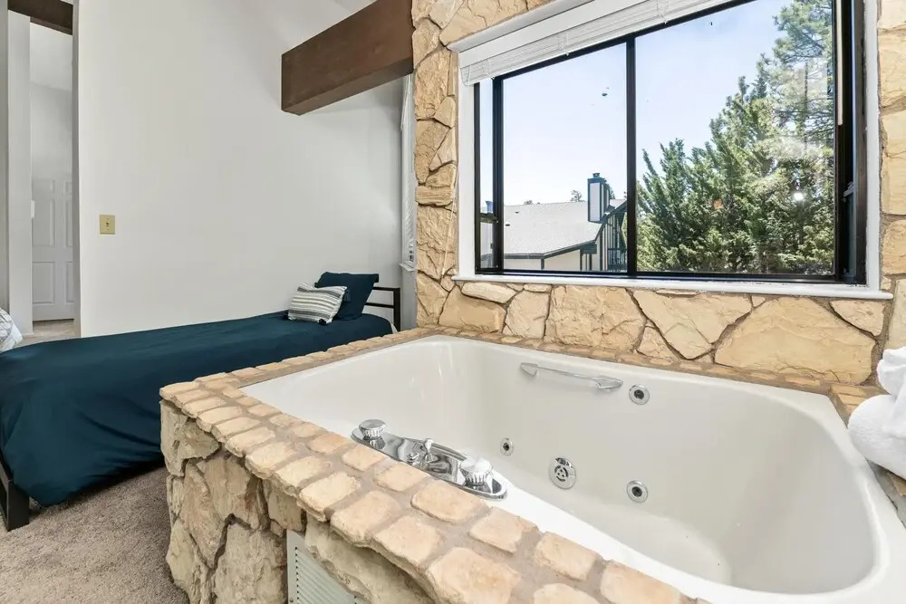 Tennis Courts and Swimming Pool - Delightful Mountain Sanctuary