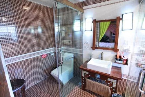 Lijiang Yunjin Yaju Courtyard Hotel