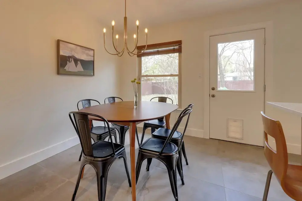 6 Mi to Dtwn Austin: Home w/ Screened Porch & Yard