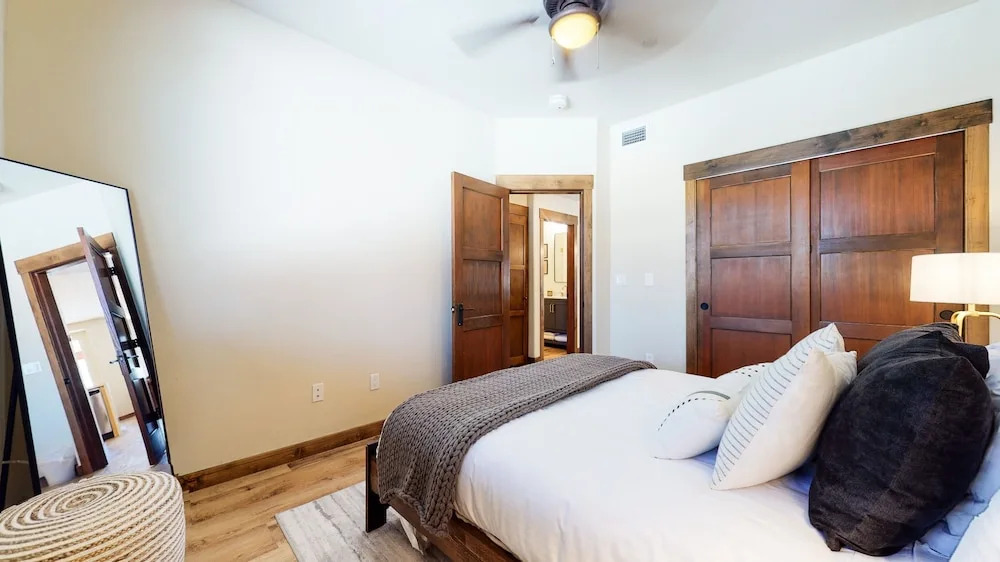 Woodwinds 1265 Luxury Townhouse, Private Hot Tub, 2 Car Garage by RedAwning