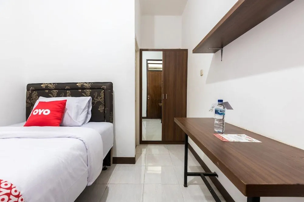 OYO 1598 Feby Inn Near RS Gandaria