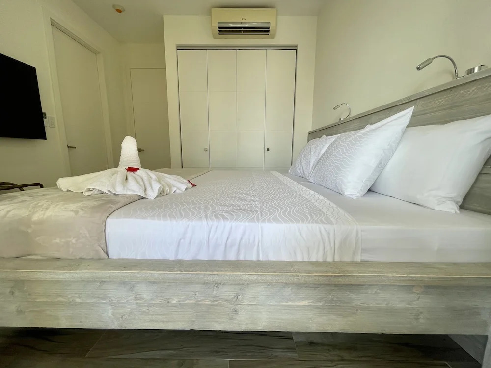 The Cove - Condo Hotel - Palm Beach Strip