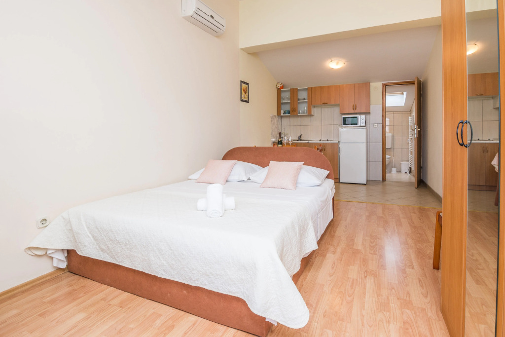 Beachfront Apartment Mira 3