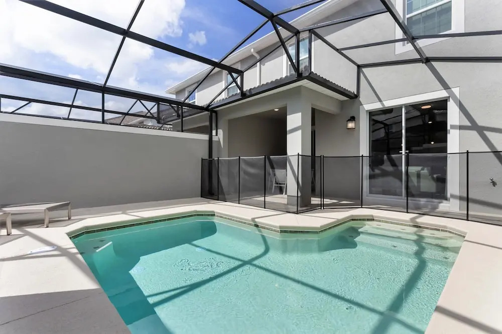 4bed 3Ba Storey Lake Home w. Pool