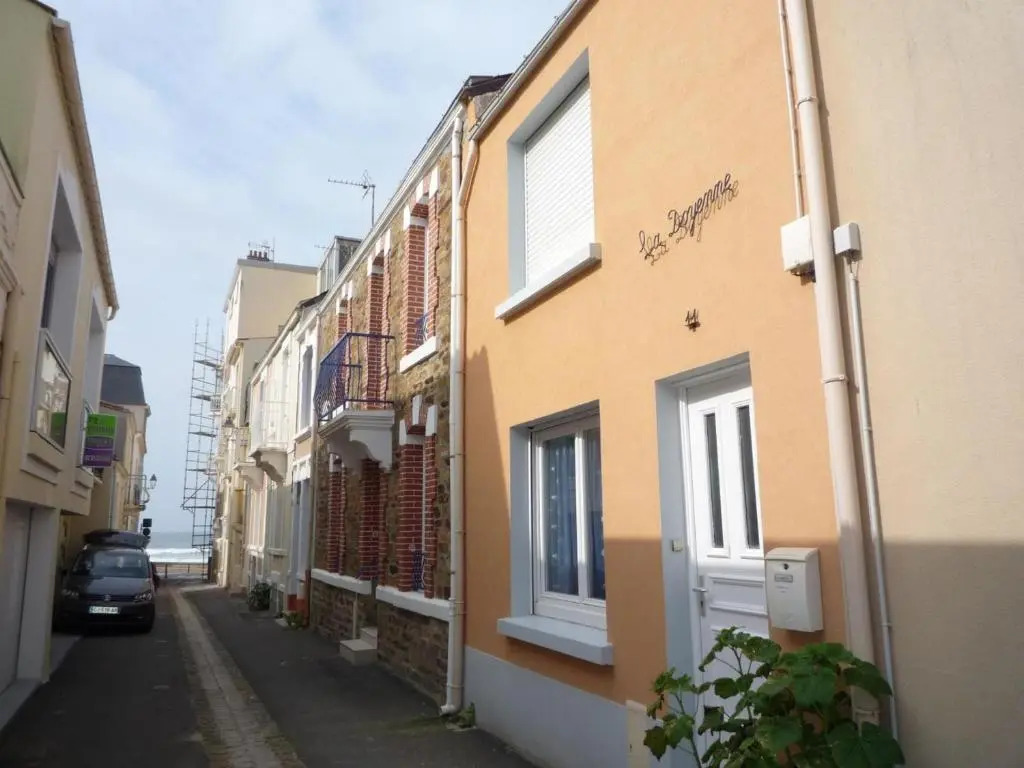 Maison de Pêcheur Rénovée avec Cour Calme, à 50m de la Mer et Proche Plage et Commerces - FR-1-92-702