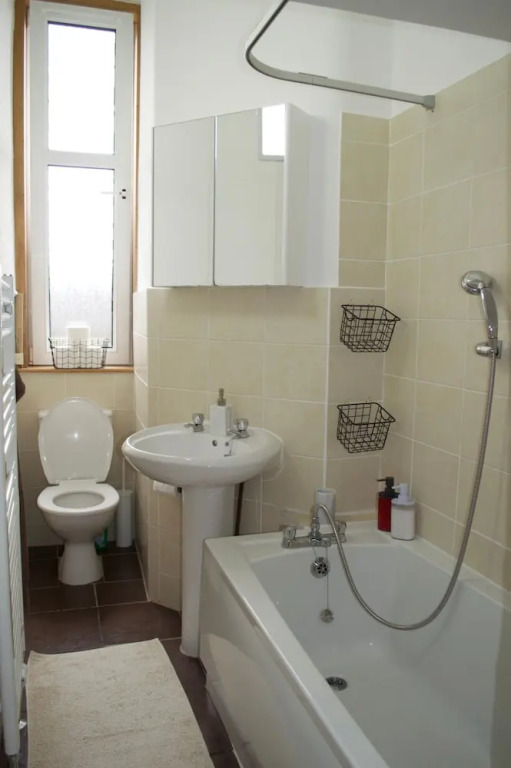 Bright 3 Bedroom Apartment in Bonnington