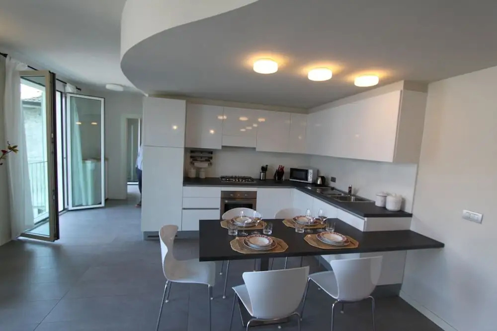 Luxury Apartment Front Lake View