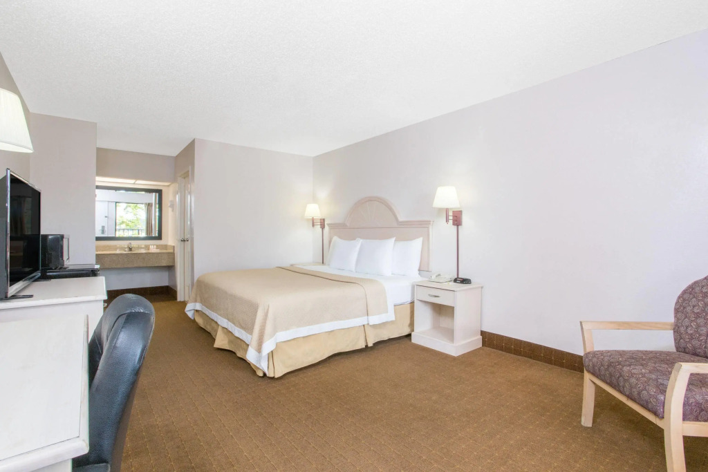 Days Inn & Suites by Wyndham Navarre - near Beaches Hurlburt
