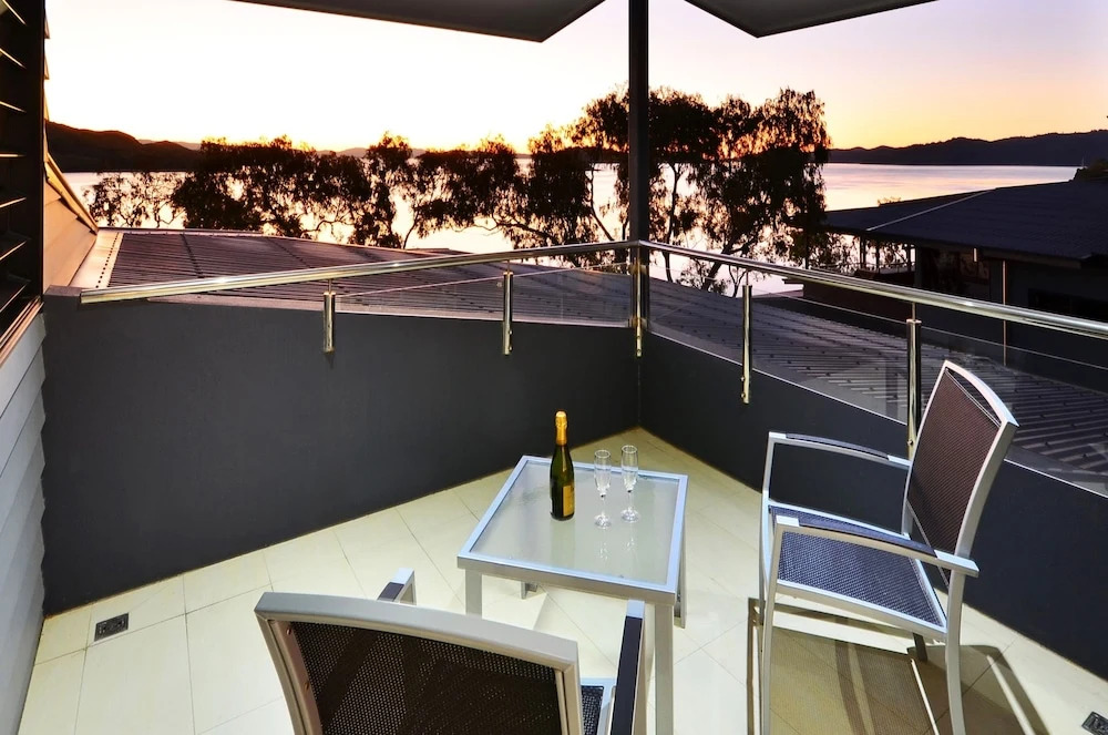Villa 4 The Edge Oceanfront Deluxe 3 Bedroom Near Marina With Golf Bug
