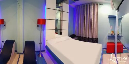 Hostal Lunarossa Suites