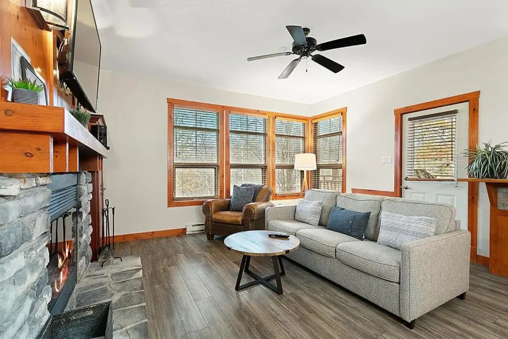 Les Eaux 225-1 by Escapades Tremblant