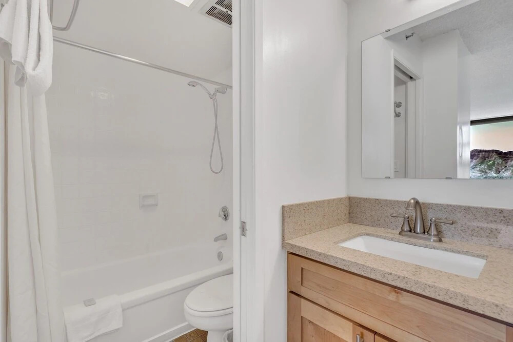 Deluxe Ocean and Diamond Head View Waikiki Condo, Free parking!