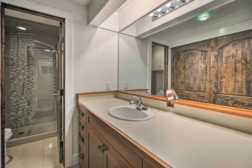 Ski-in/out Snowmass Condo w/ Community Hot Tub!