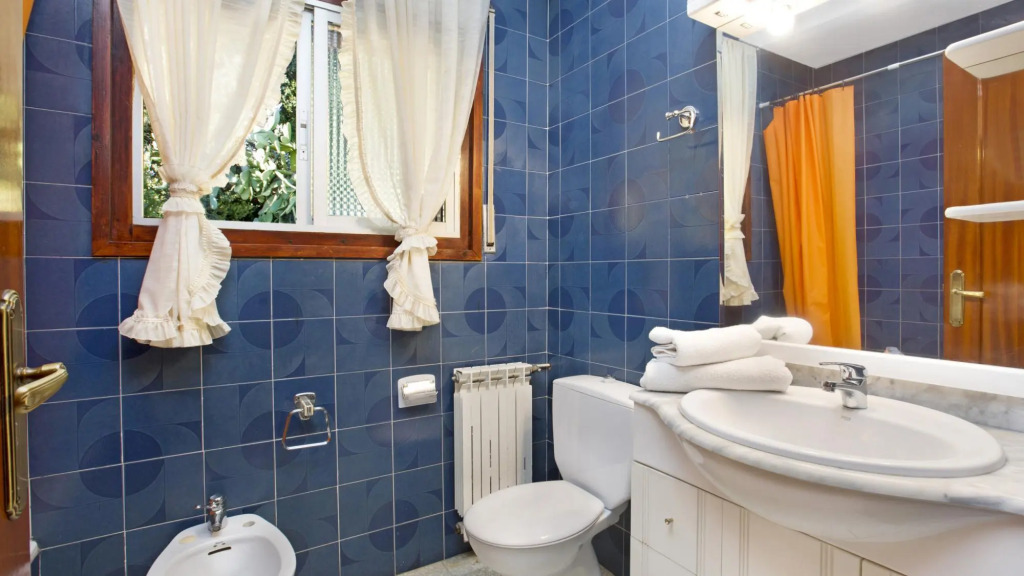 Vila Maer in Blanes With 5 Bedrooms and 2 Bathrooms