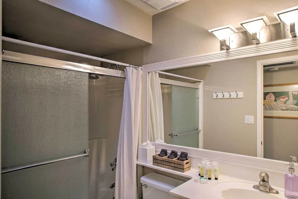 Walk to Trolley & Lake: Sunny Scottsdale Townhome