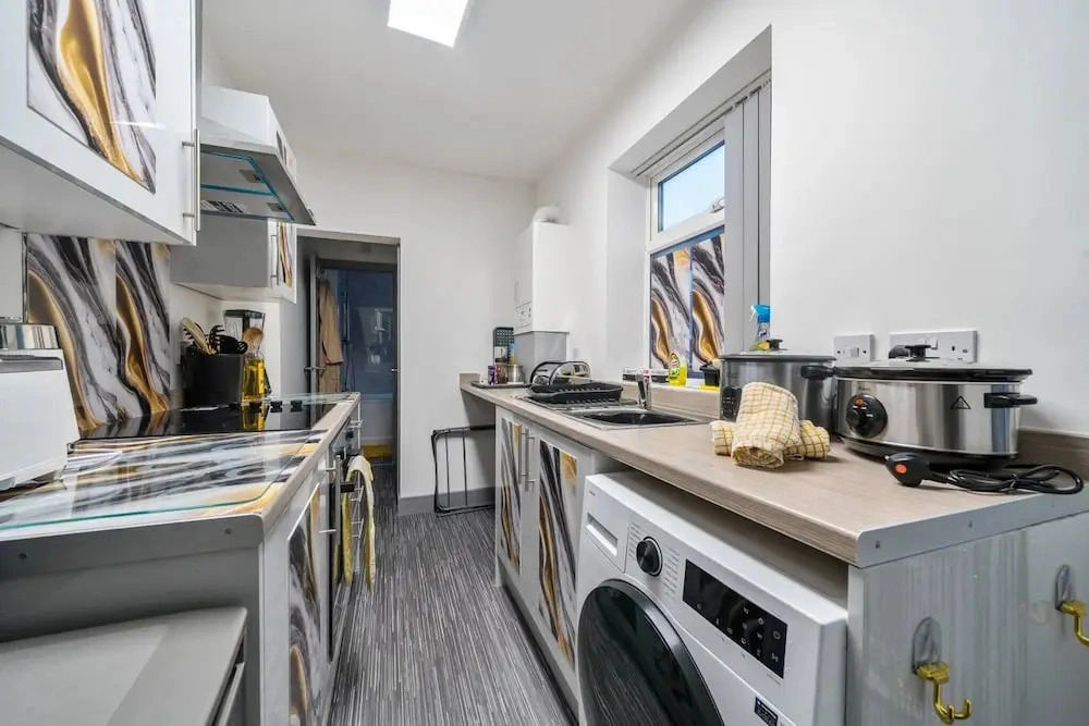 Contractor-friendly 2-bedroom House With Free Parking