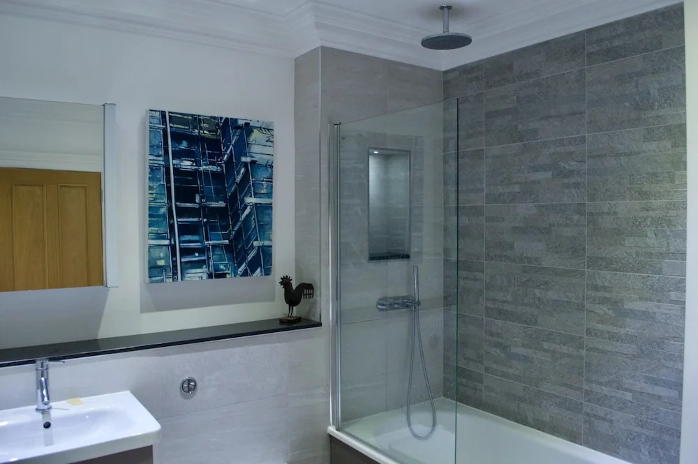 2 Bedroom West End Flat Sleeps 4