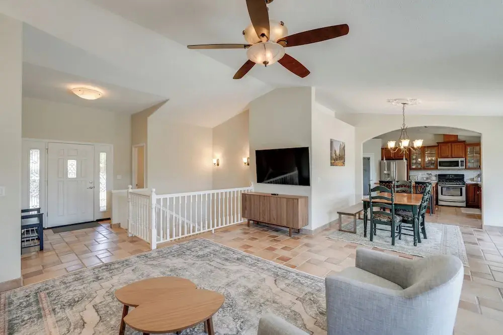 Hot Tub + Game Room: Family Retreat in Groveland!
