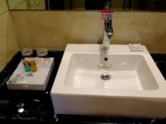 Qian Shan Holiday Hotel