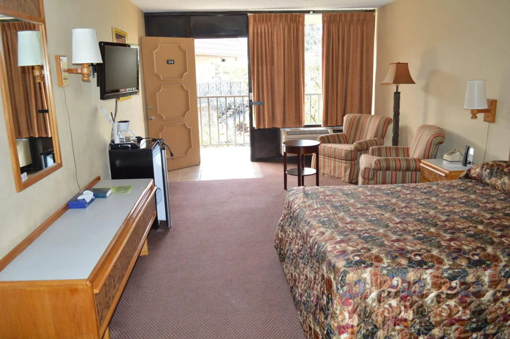 Tarpon Shores Inn