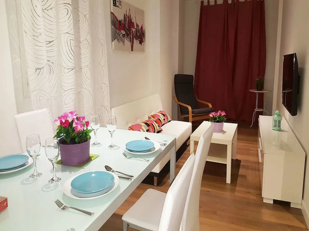 MC YOLO Apartamentos Espacio América