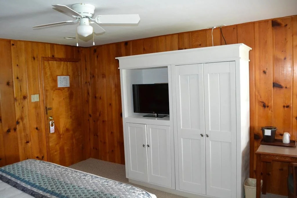 Buzz's Lakeside Inn