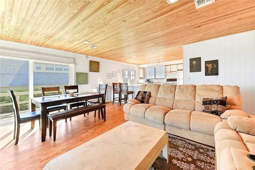 Harmony Beach House, 3 Bedrooms, Sleeps 6, Ocean Front, Large Deck