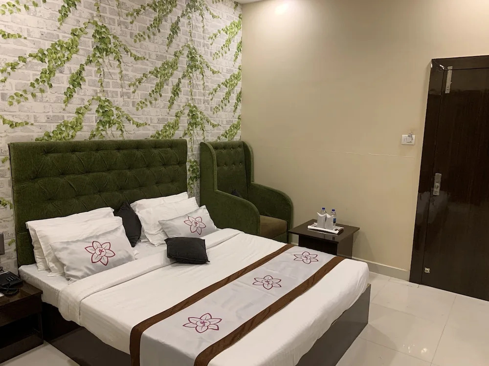 JK Rooms 126 Parashar Legacy - Opp Railway Station