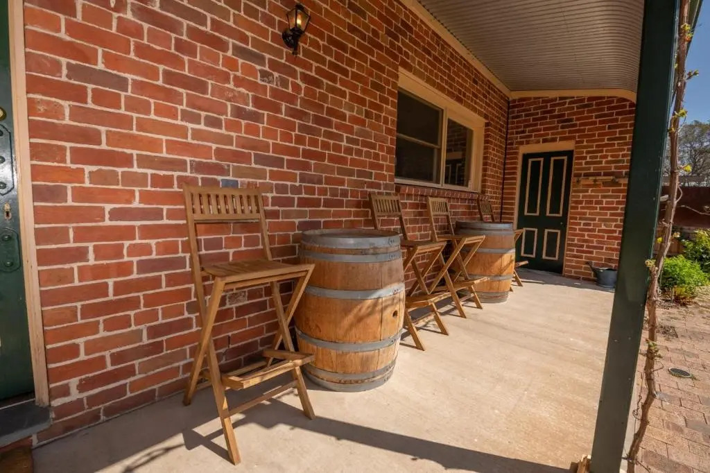 Dunkley House Bathurst Large CBD Heritage Home, Sleeps 10