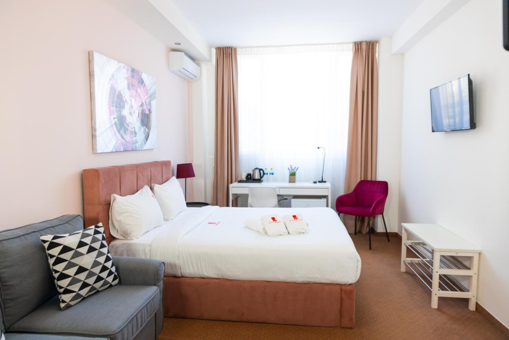 City Plaza Apartments & Rooms