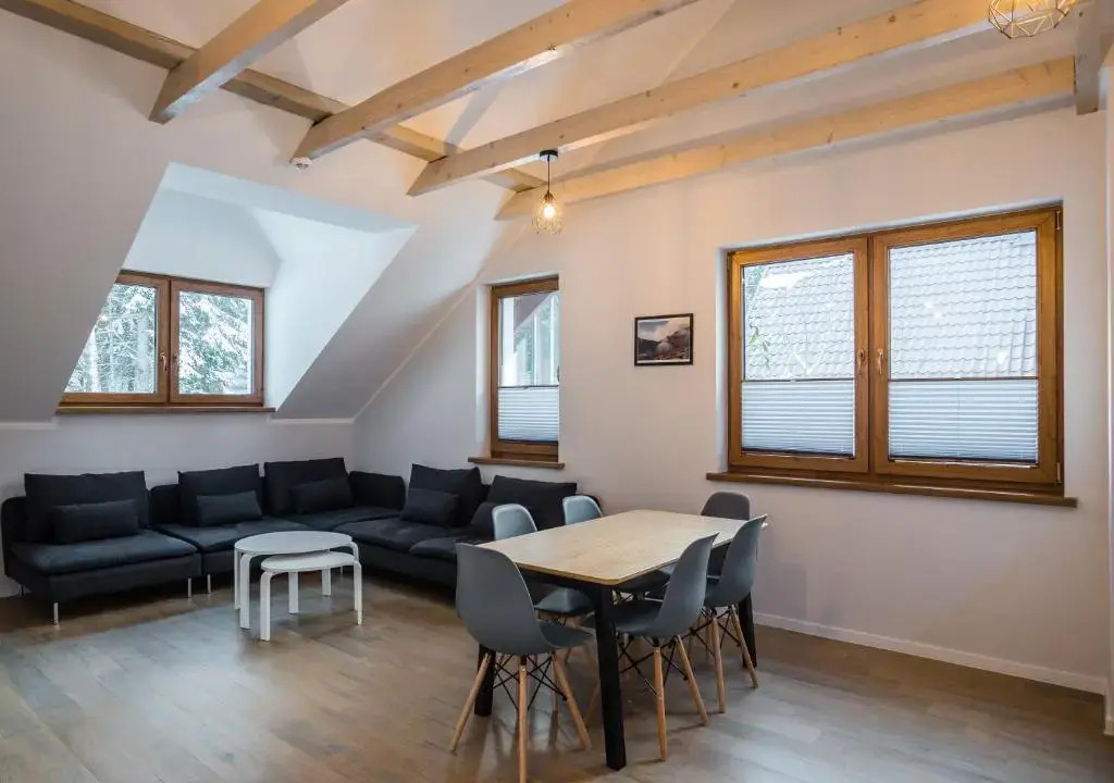 Aston -domek przy lesie, przestronny, apartamenty