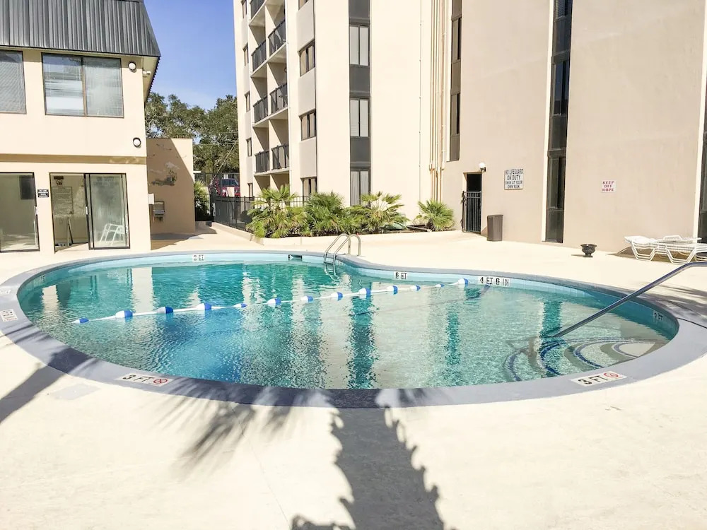Updated Beach Condo W/ Pool - Steps To Sand! Condo