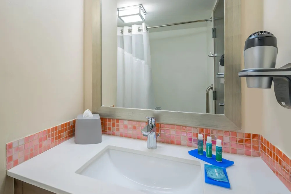 Holiday Inn Express and Suites Nassau