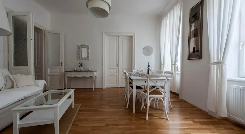 Beautiful Home - Riverside Apartment