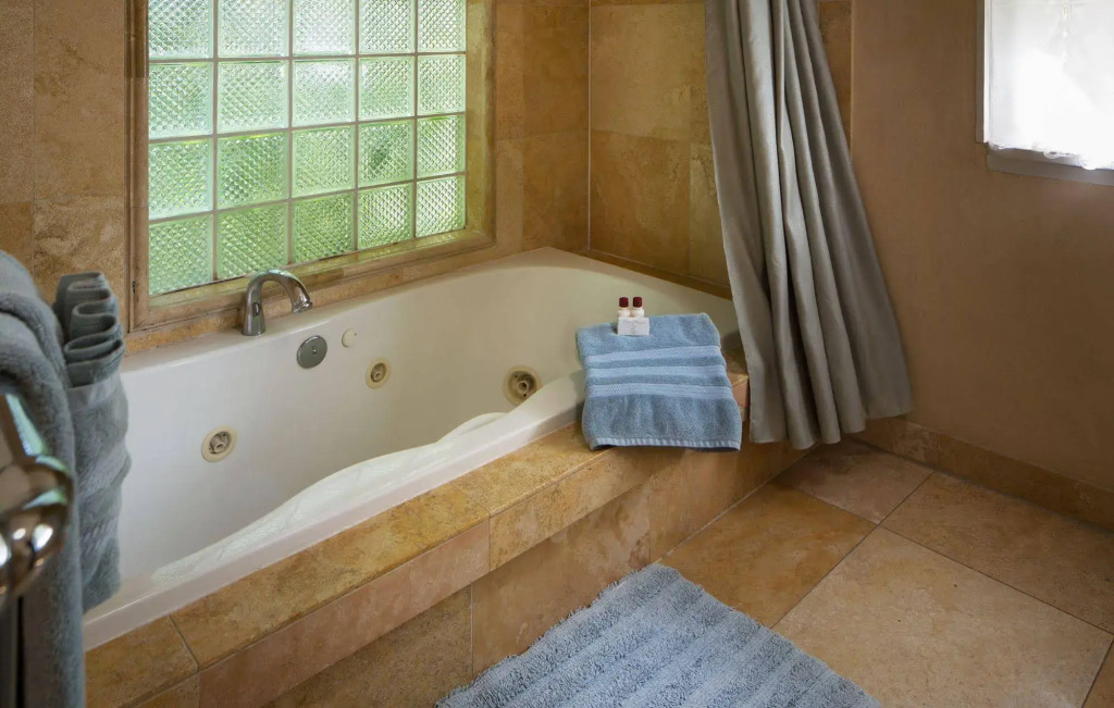 Casa Blanca Inn and Suites