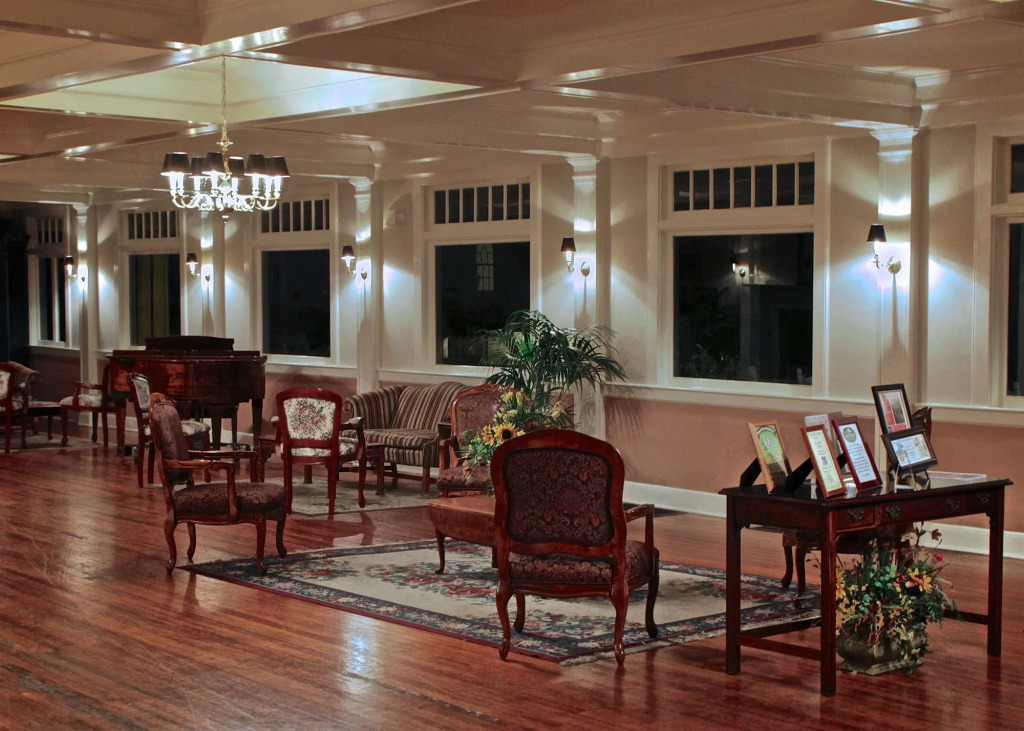 Lakeside Inn on Lake Dora
