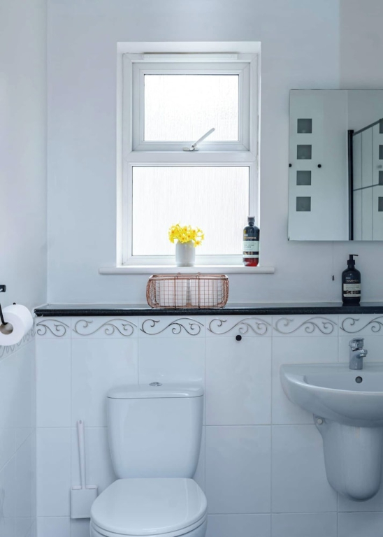 Modern Margate Apt 2BR En-suite Parking by Adliv