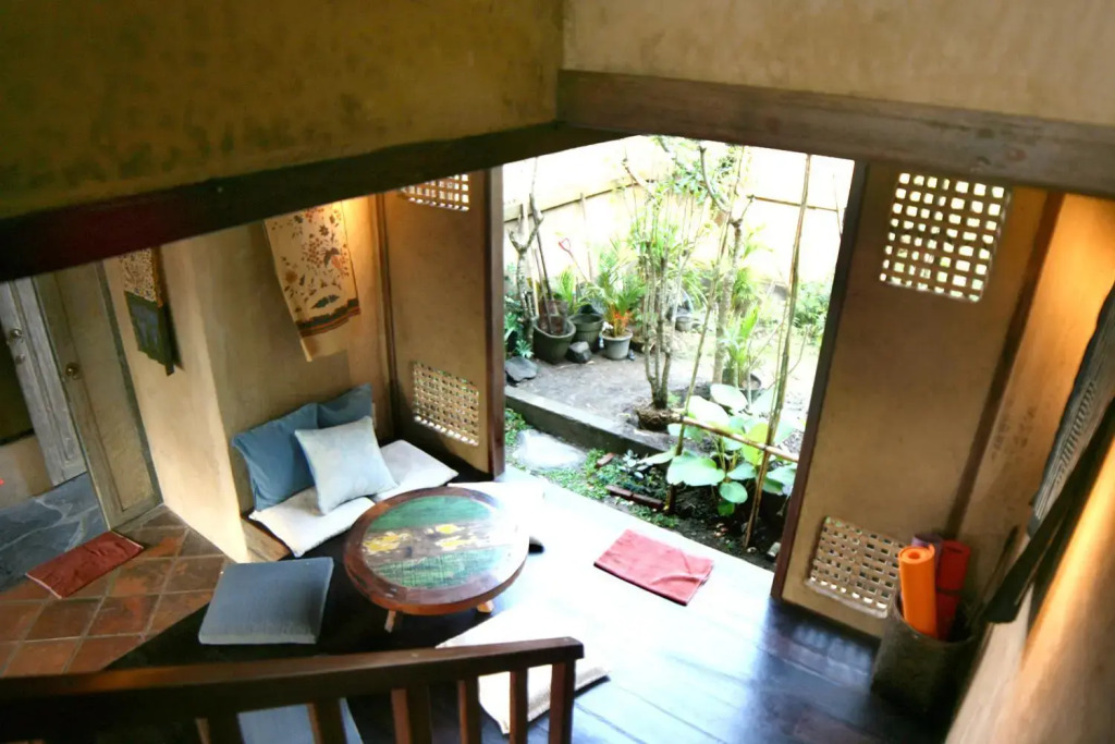 Artist Eco Villa With Wood And Clay
