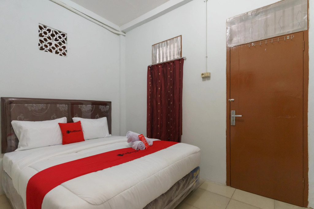 RedDoorz near City Walk Benhil