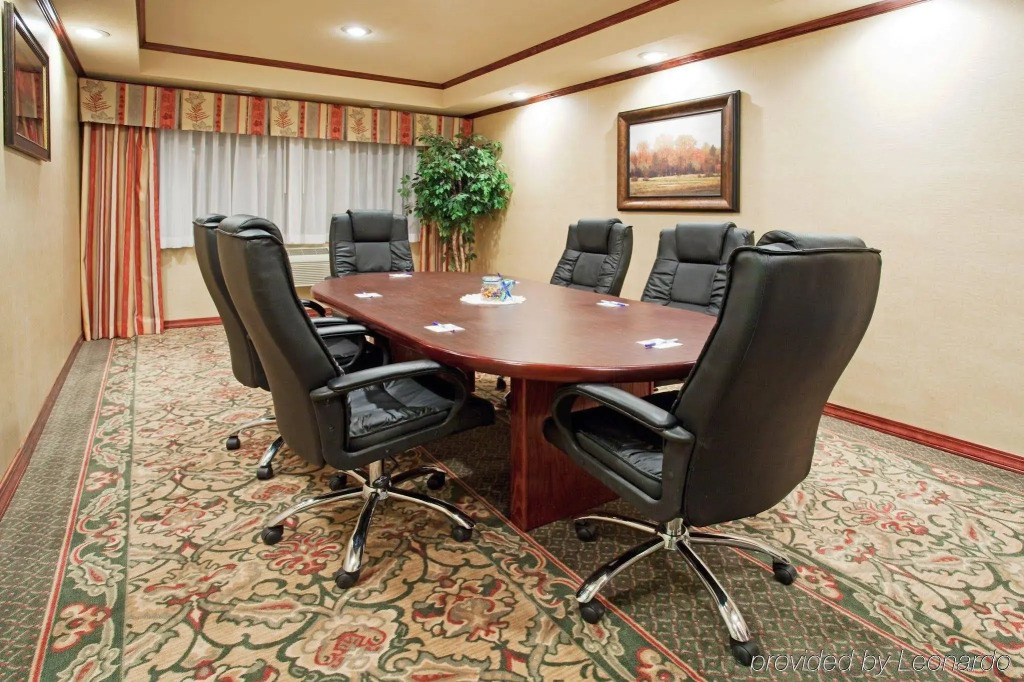 Holiday Inn Express & Suites Farmington Bloomfield by IHG