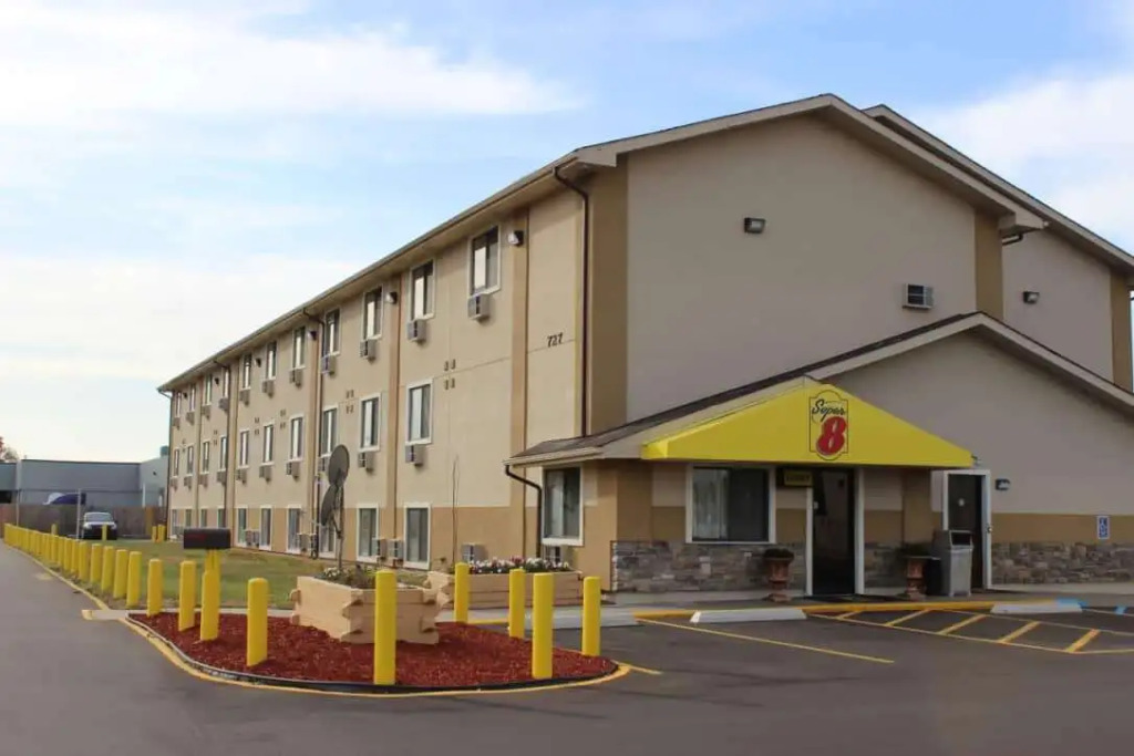 Super 8 Grand Rapids City Center